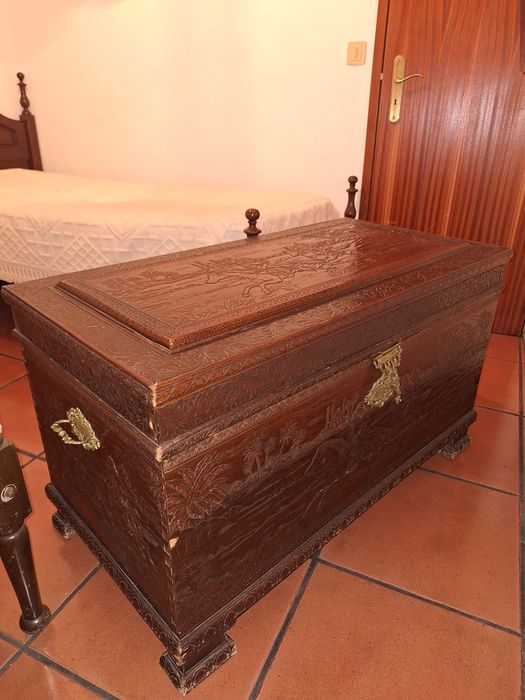Baú de madeira antigo
