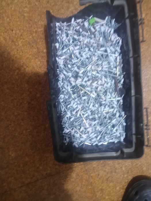 Rebite laçado branco