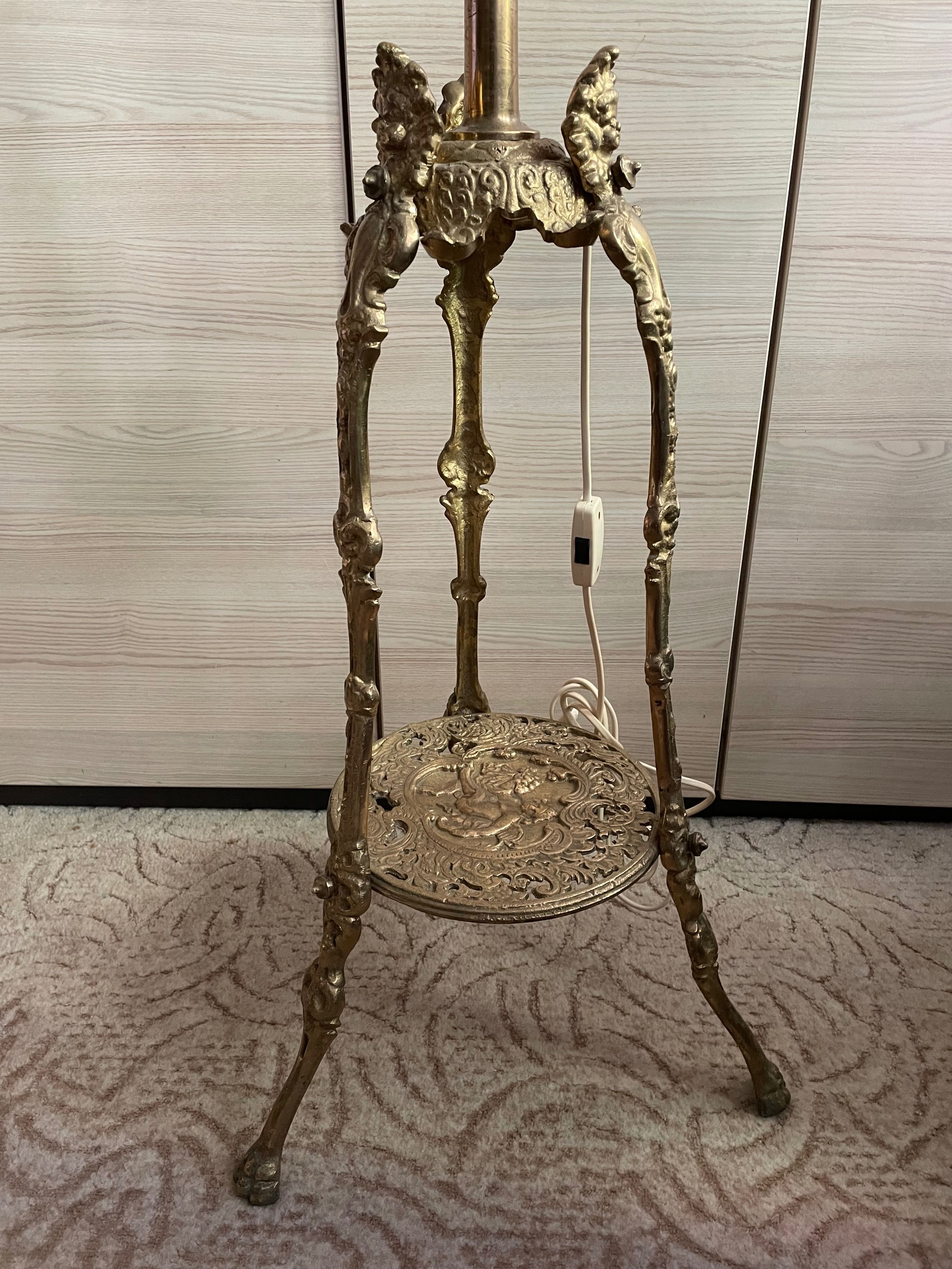 Piękna mosiężna stara lampa stojąca