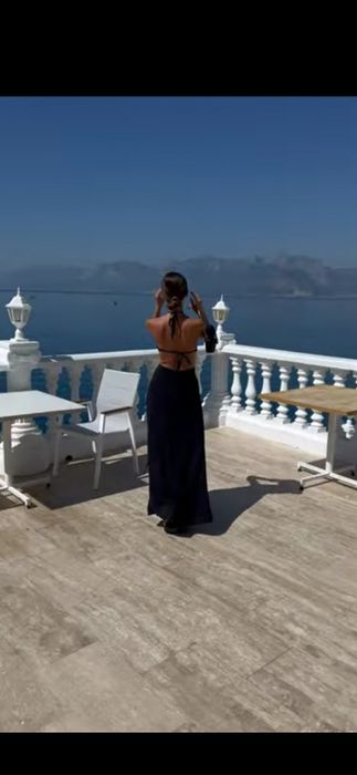 Плаття з відкритою спинкою