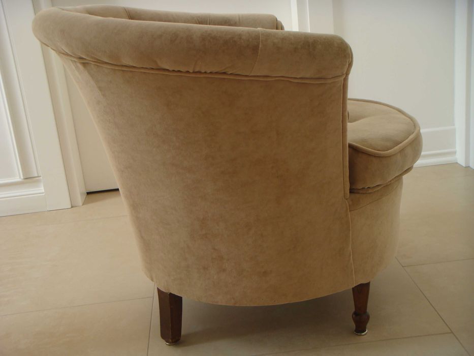 beżowy welurowy francuski fotel chesterfield