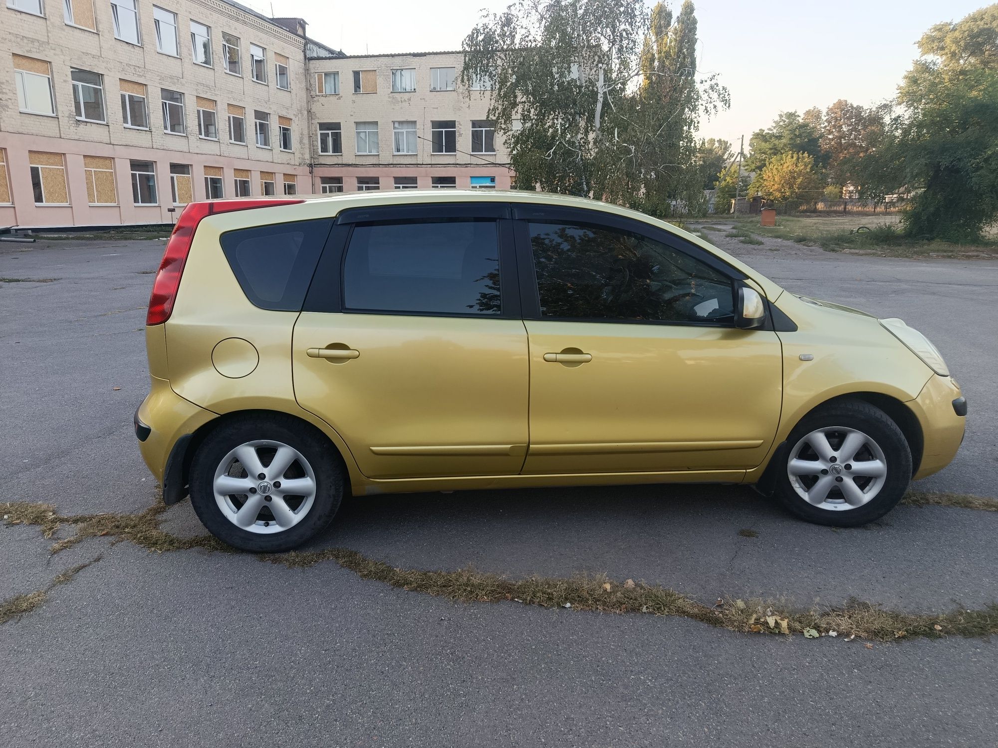 ПродамNissan Note E11 1,6 газ-бензин