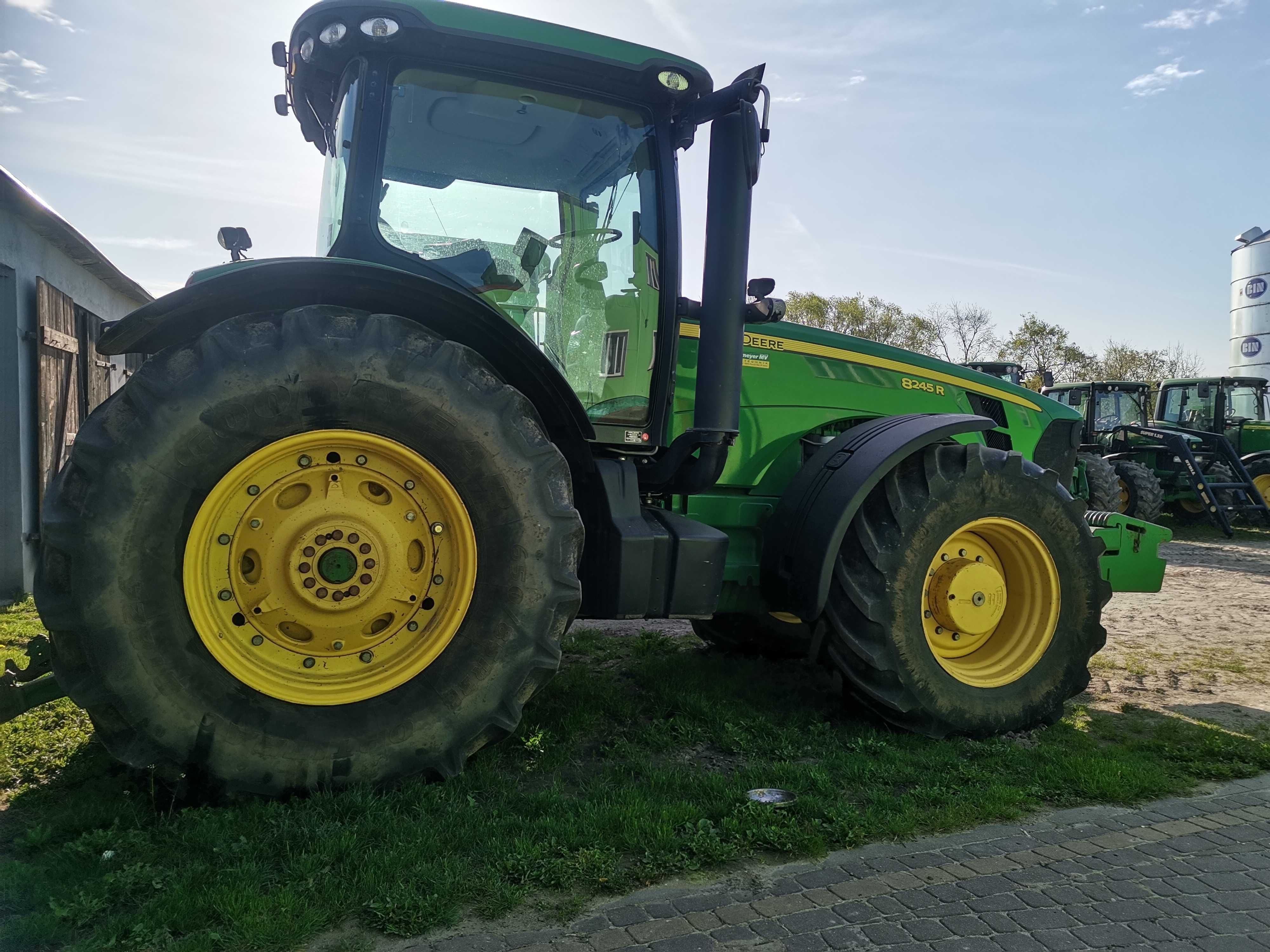 John Deere 8245R, 8320R, 936, 6195M