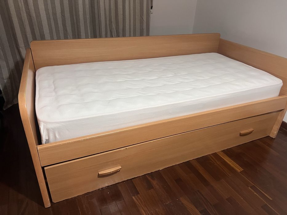 Duas camas com cama auxiliar + colchões incluídos