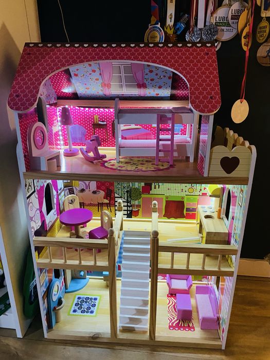 Drewniany domek dla lalek