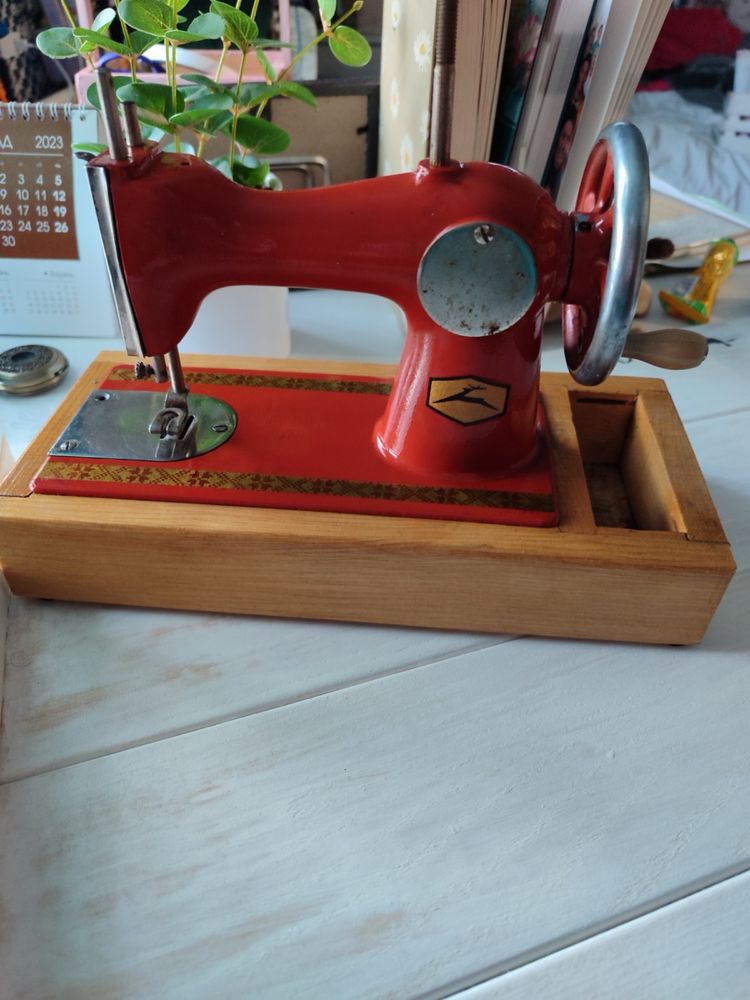 Вінтажна швейна машинка мініатюрна