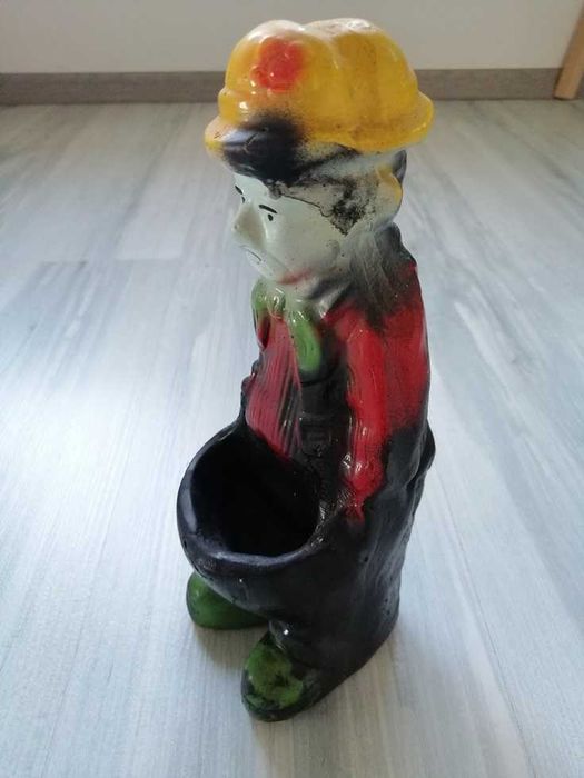 Doniczka na kaktus / sukulent ludzik w ogrodniczkach.