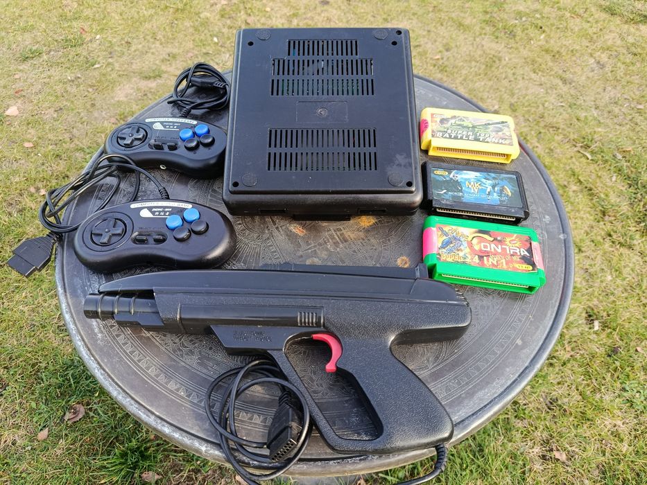 Konsola BS-500AS wraz z akcesoriami, jak na zdjęciach.