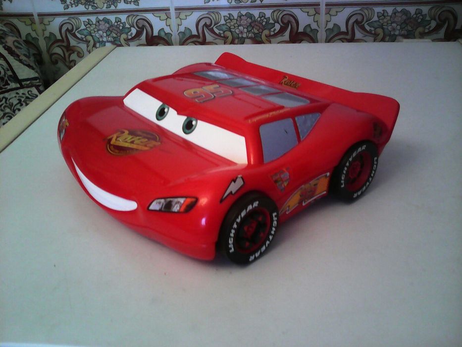 Carro com jogos interactivos para criança