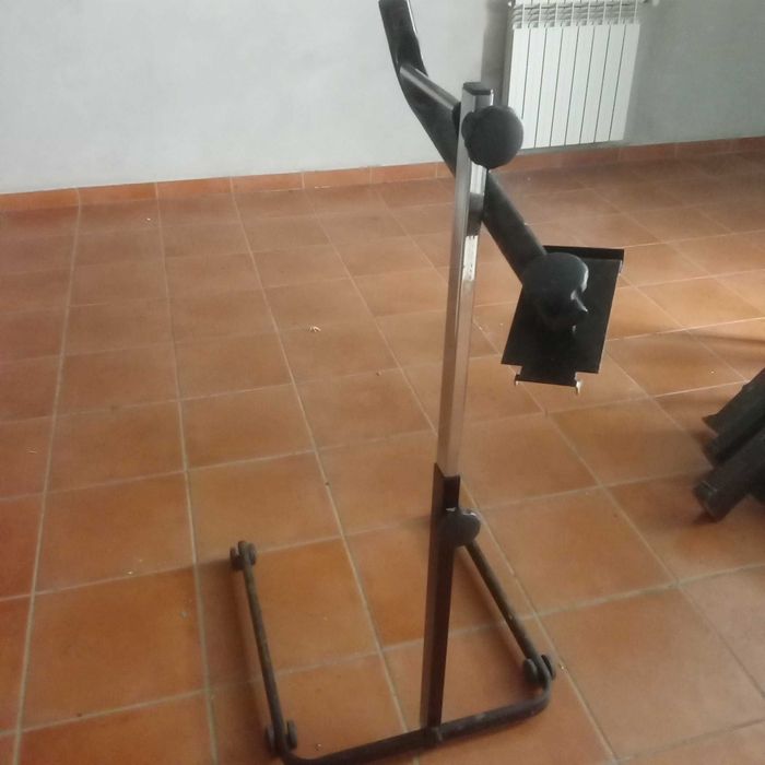 Cabide em metal e plástico