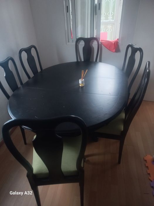 Mesa 6 cadeiras com assento estofado toda em madeira