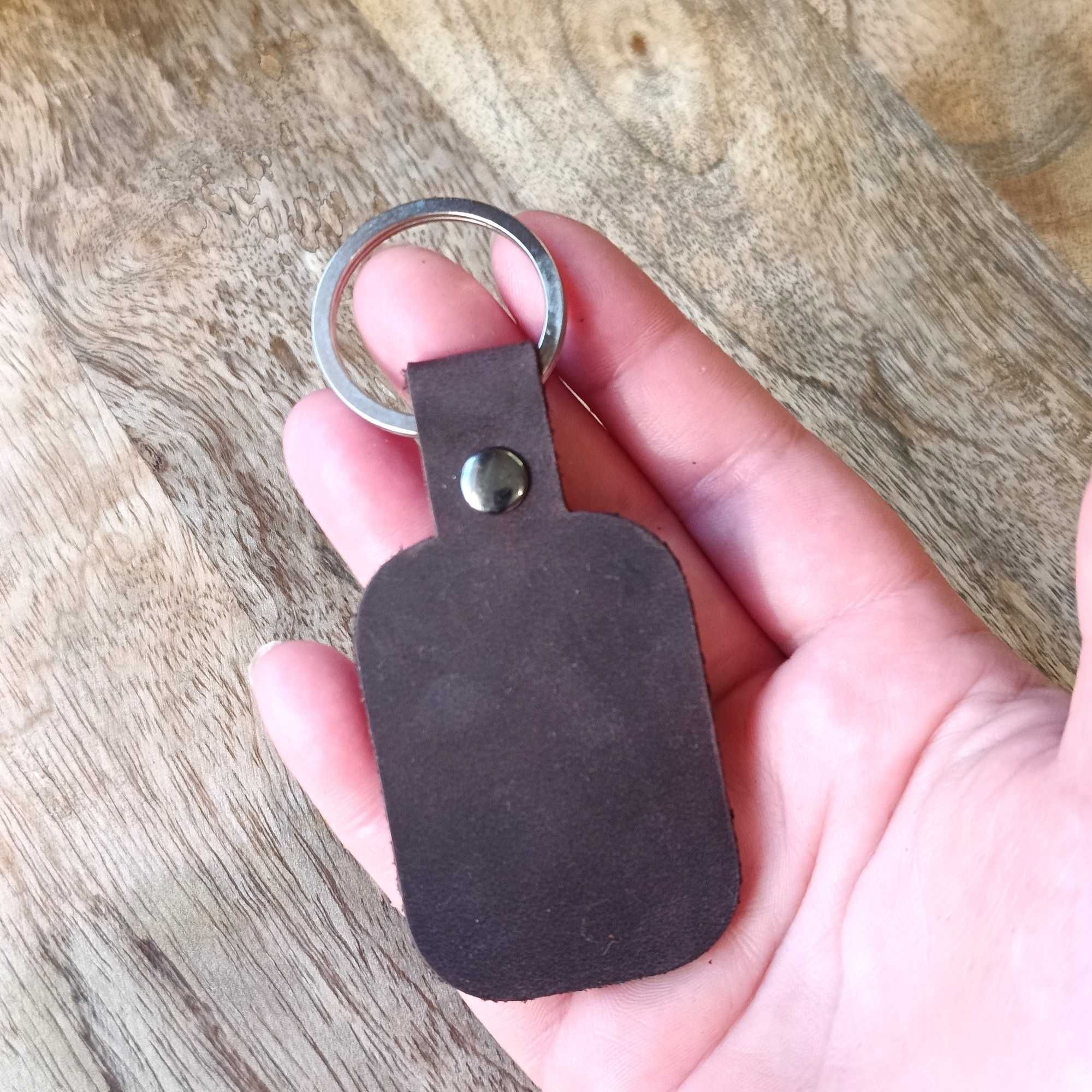Brelok do kluczy z grawerem męski skórzany dla taty z imieniem z logo
