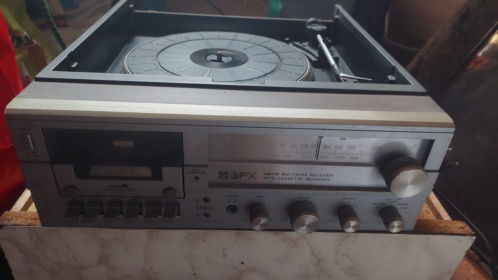 Gira-discos, leitor de cassetes e rádio