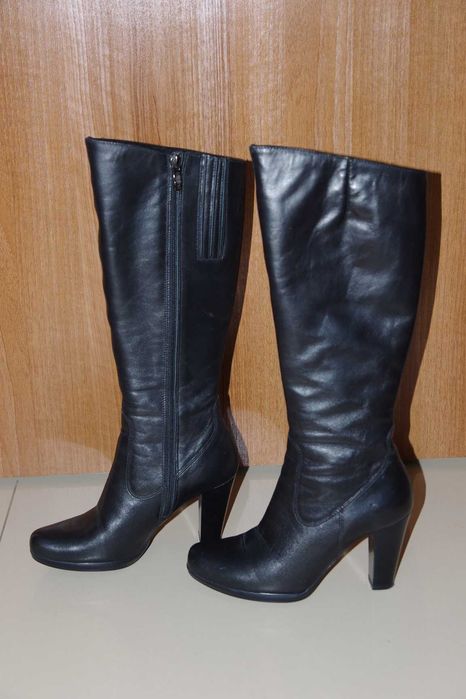 Buty - kozaki czarne na obcasie.