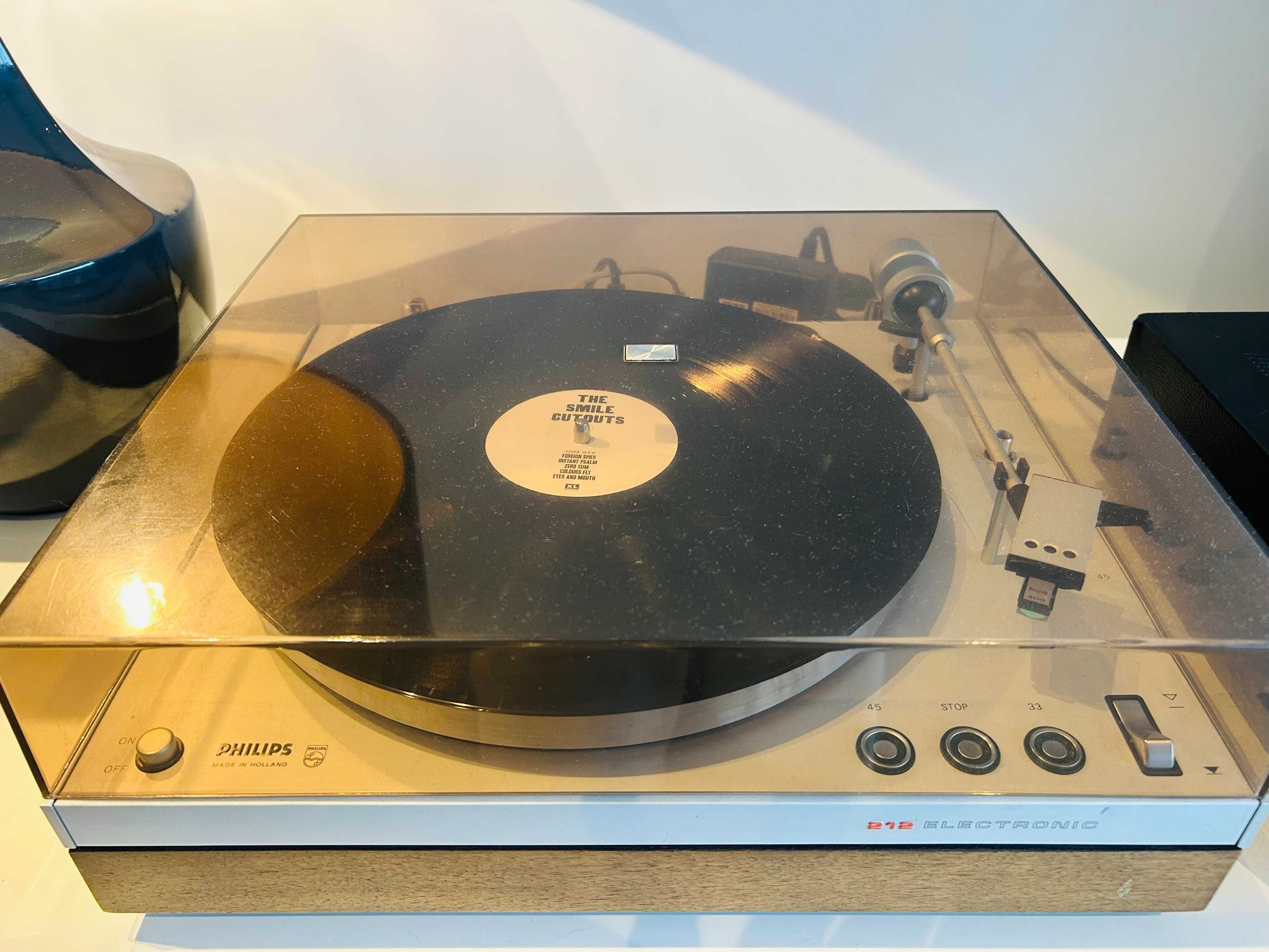 Gira-discos Philips 212 – Minimalismo retro com som analógico puro