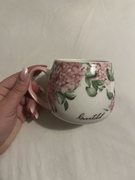 Biały kubek w kwiatki