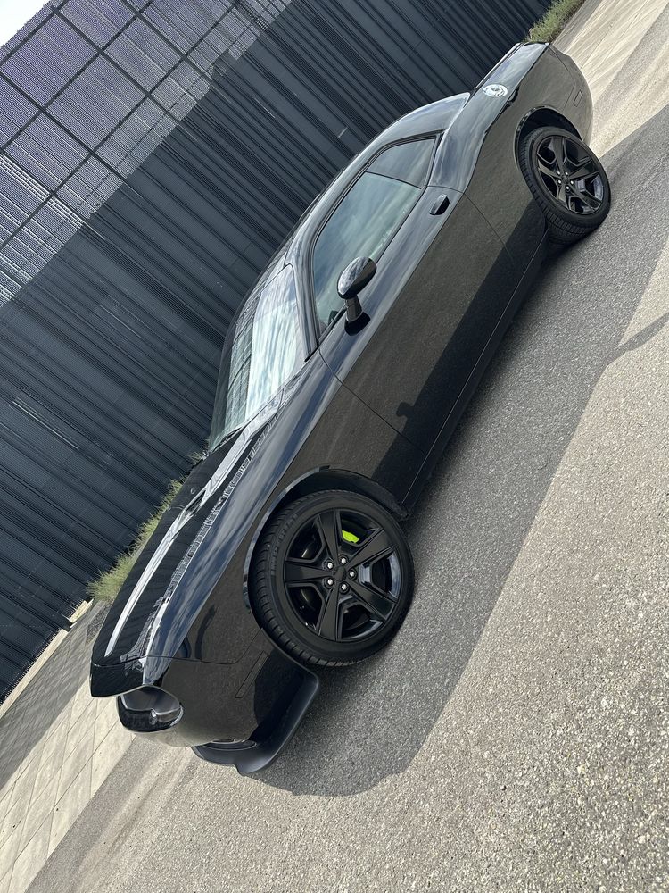 Dodge Challenger Hemi V8 all BLACK