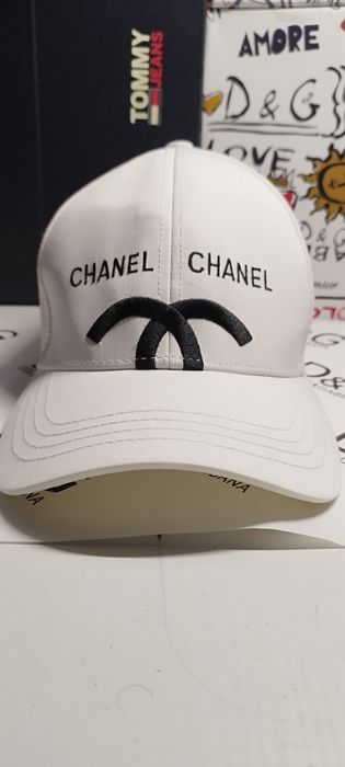Czapka z daszkiem Chanel.