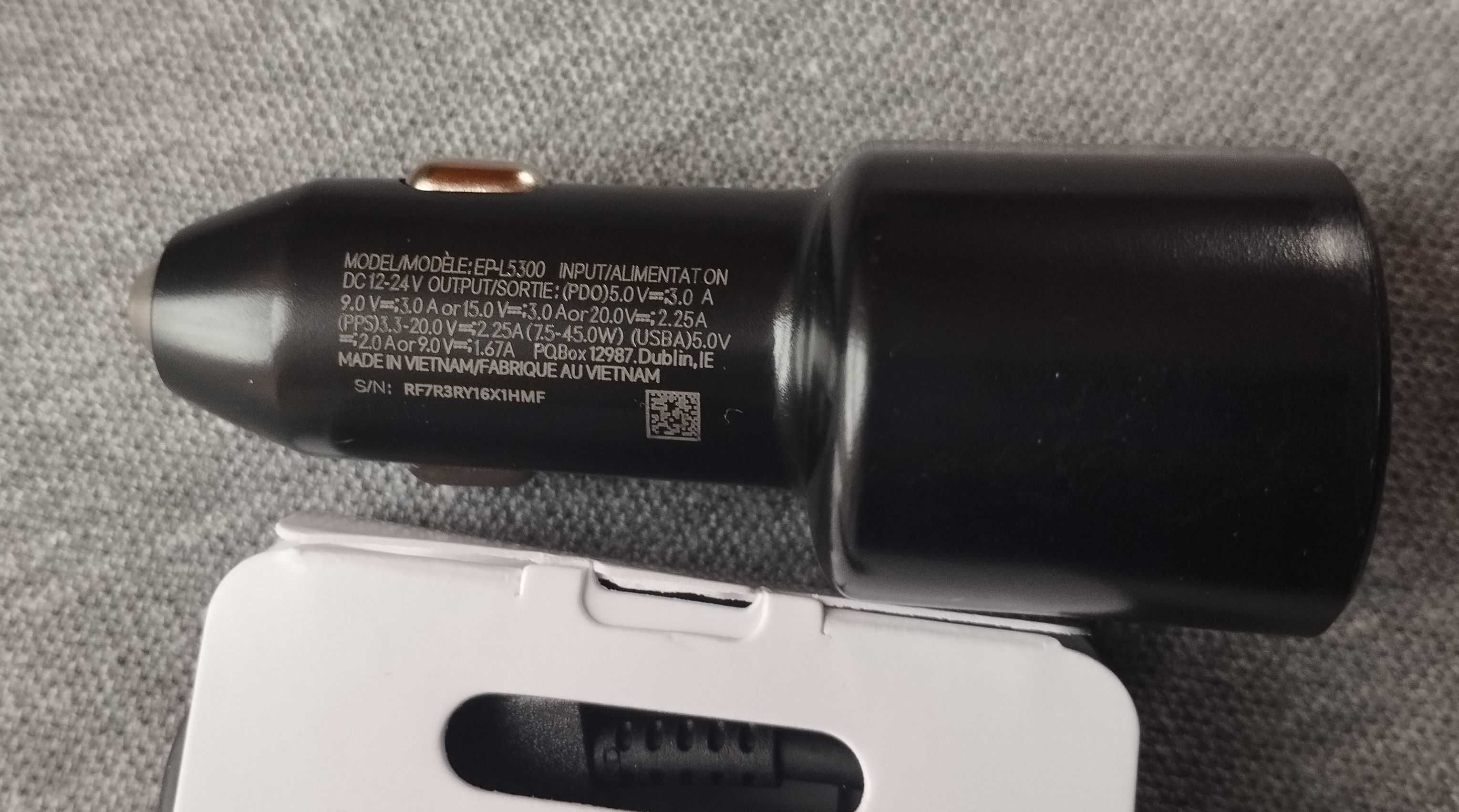Ładowarka samochodowa Samsung 45W z kablem USB-C.