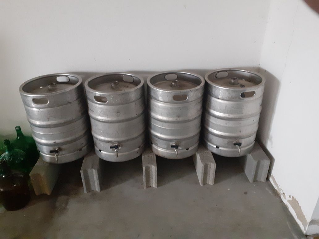 Depositos de cerveja com torneiras