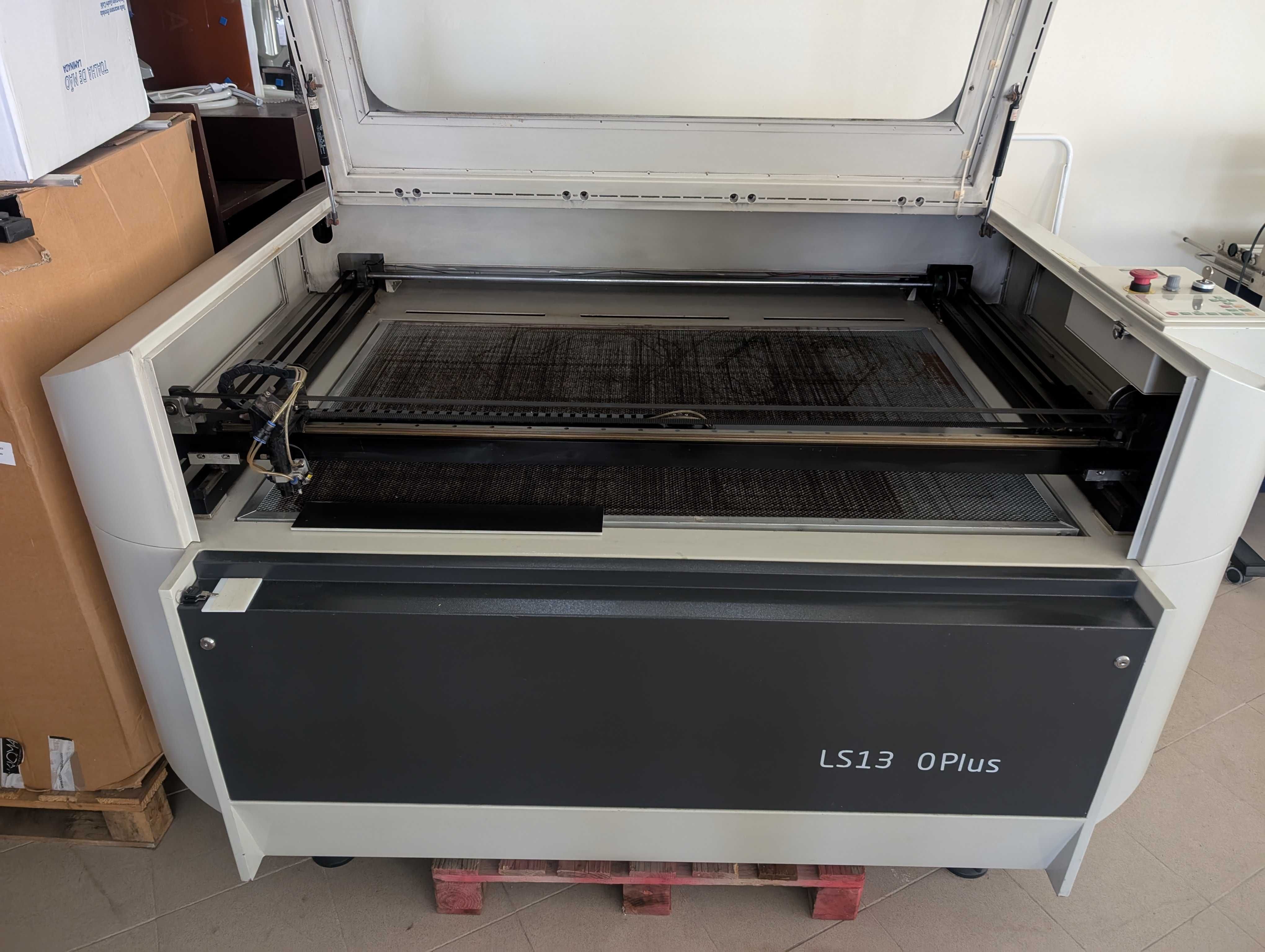 Máquina a Laser - corte e gravação, 130 x 90 cm
