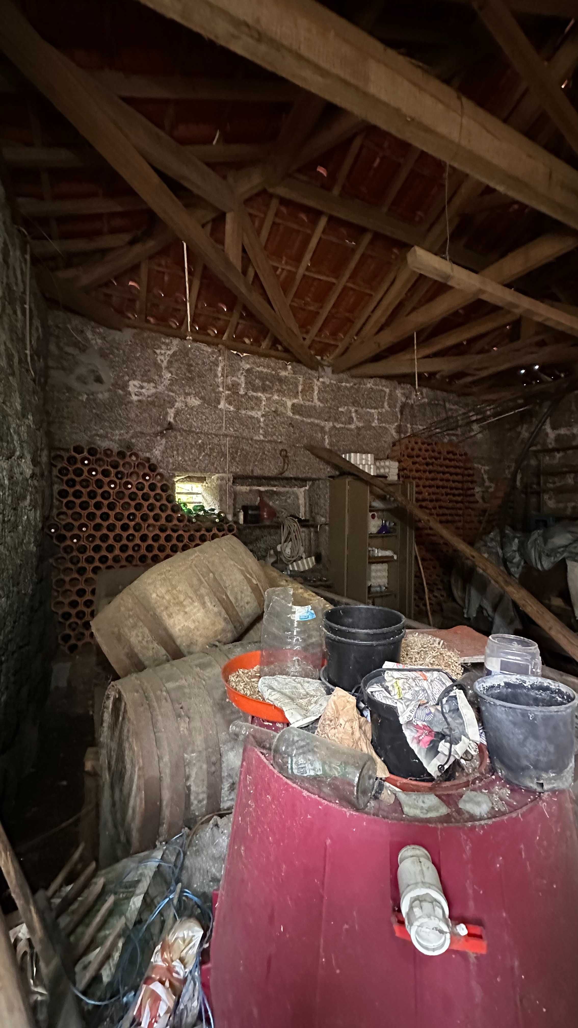 Pipas de Vinho e Prensa Antigas