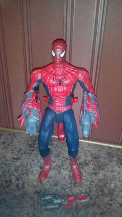 Человек-паук с оружием