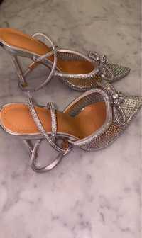 Kryształowe buty na szpilce