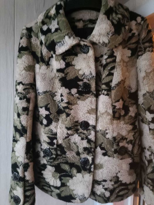 Елегантне коротке пальто з натульним хутром