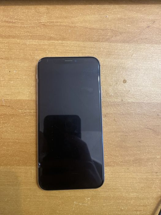 iPhone X 256 GB – działa, pęknięty ekran, plama na kamerze