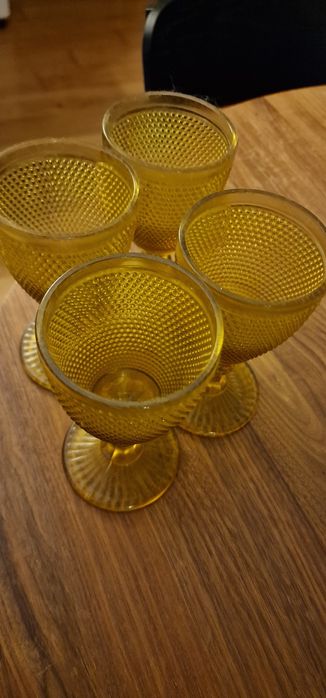 4 copos de vinho novos