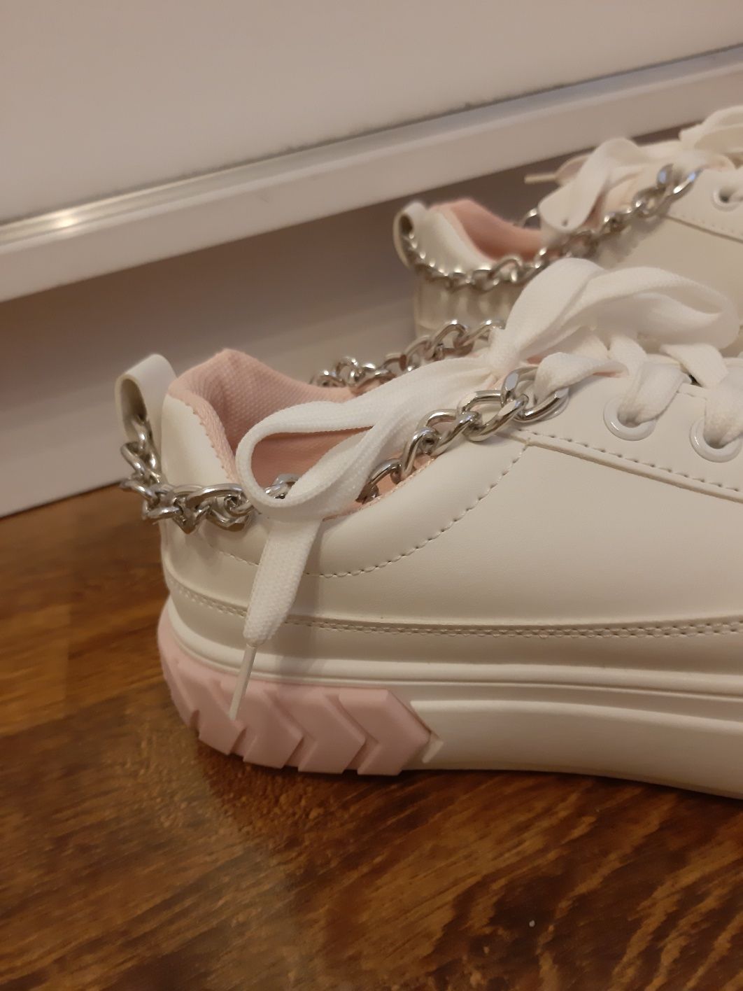 Białe damskie buty sneakersy z łańcuszkami
Rozmiar 39
Łańcuszki odpina