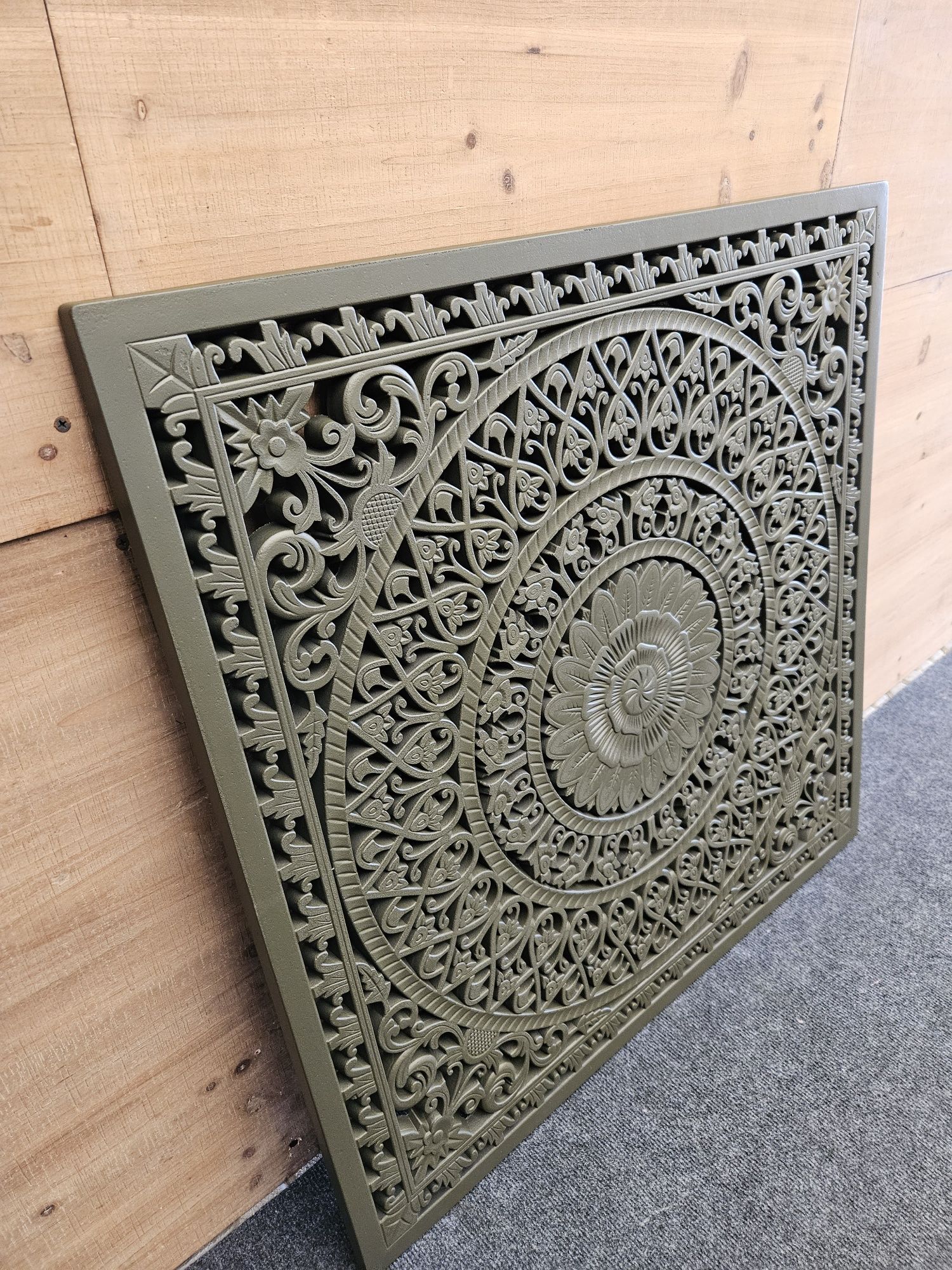 Oliwkowy panel ścienny ze zdobieniami