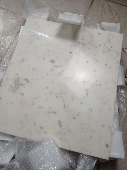 Stolik kawowy - marmur naturalny biały z czarnymi żyłkami.