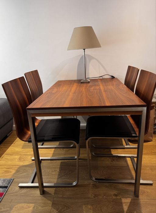 Stół z  4 krzeslami