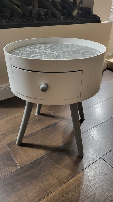 Biała szafka / stolik nocny