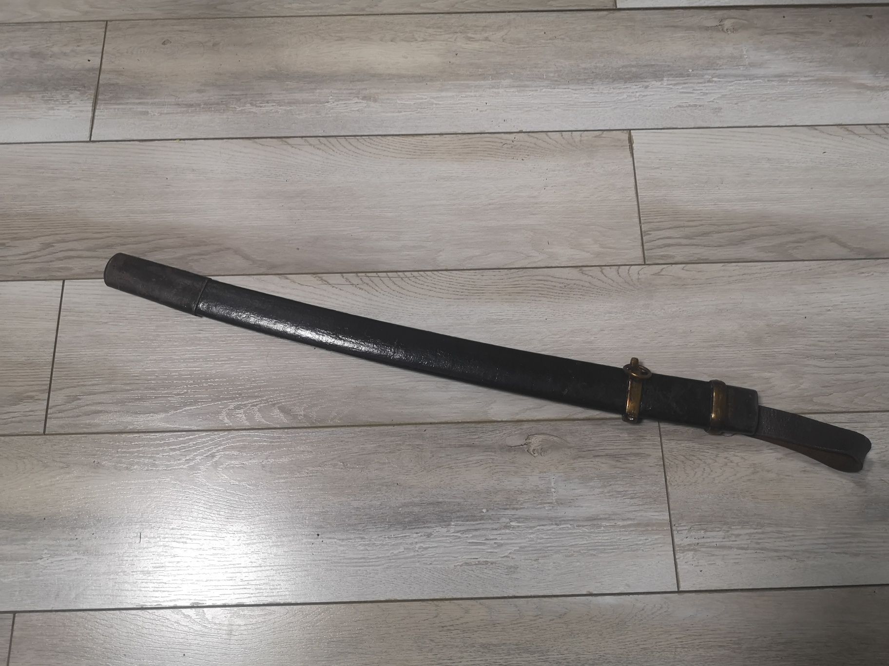 Старые ножны для меча с латунными деталями