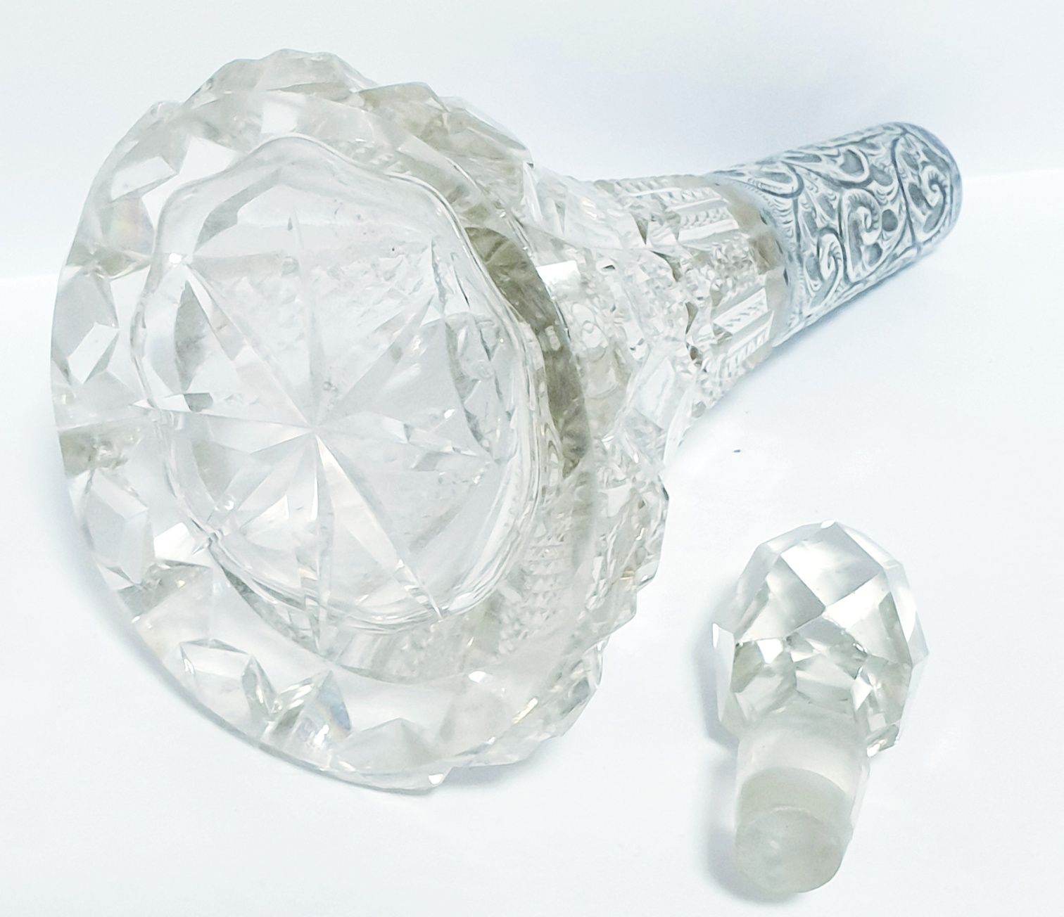 Antigo frasco de perfume em cristal lapidado com prata inglesa