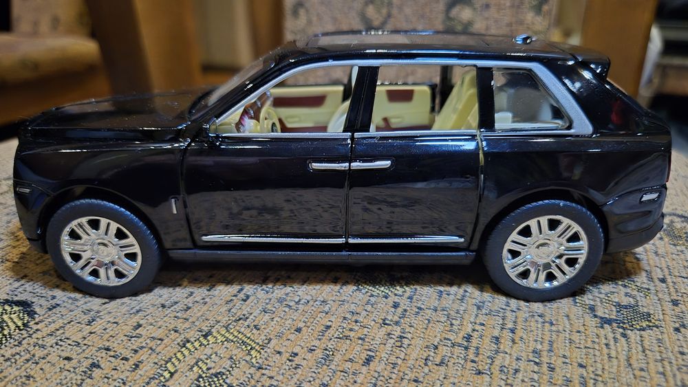 Rolls Royce Cullinan model 1:24