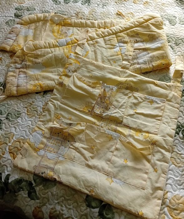 Ochraniacz i organizer do łóżeczka