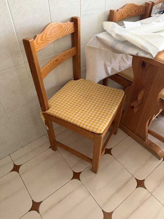 Mesa em madeira com 6 cadeiras