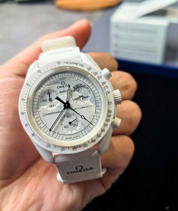 Bioceramiczny zegarek Swatch x Omega do fazy księżyca SnoopySO33W700