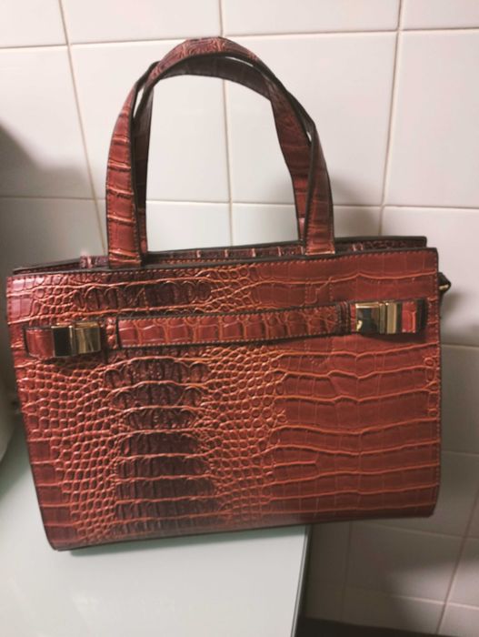 Vendo carteira lindíssima praticamente nova