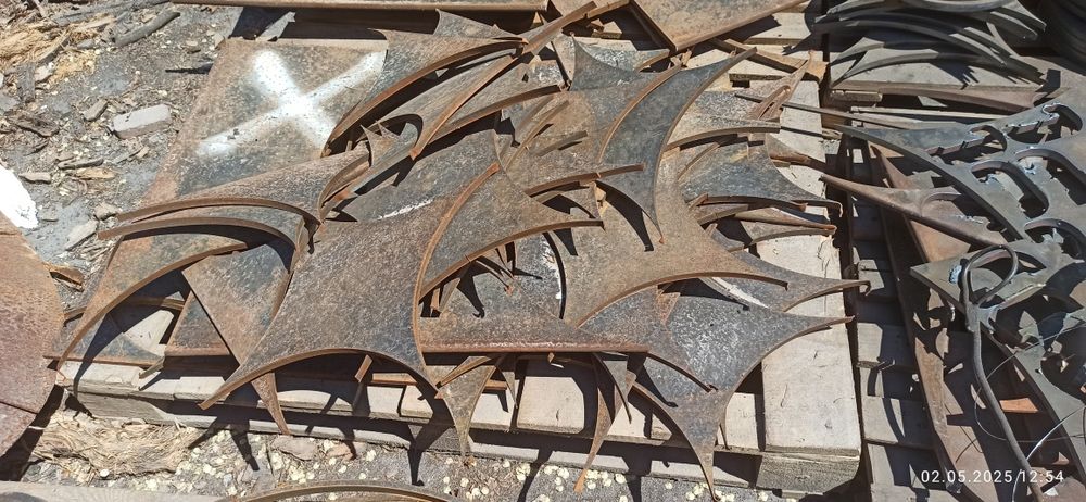 Продам деловые отходы металла после плазменной резки.