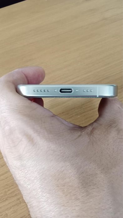 Iphone 16 pro 128gb + 2szt etui + ładowarka indukcyjna