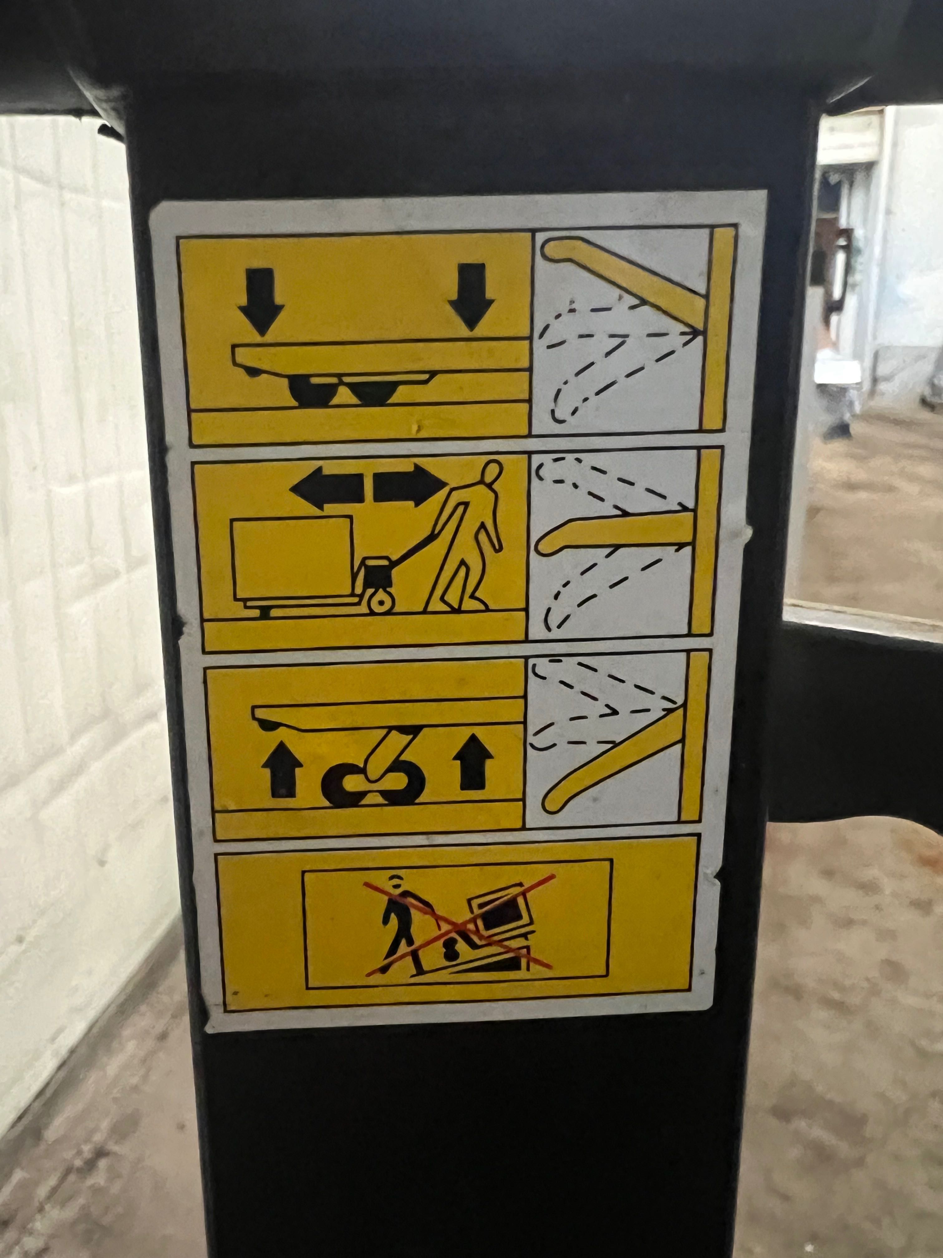 Paleciak wózek paletowy Linde do transportu baterii akumulatorów
