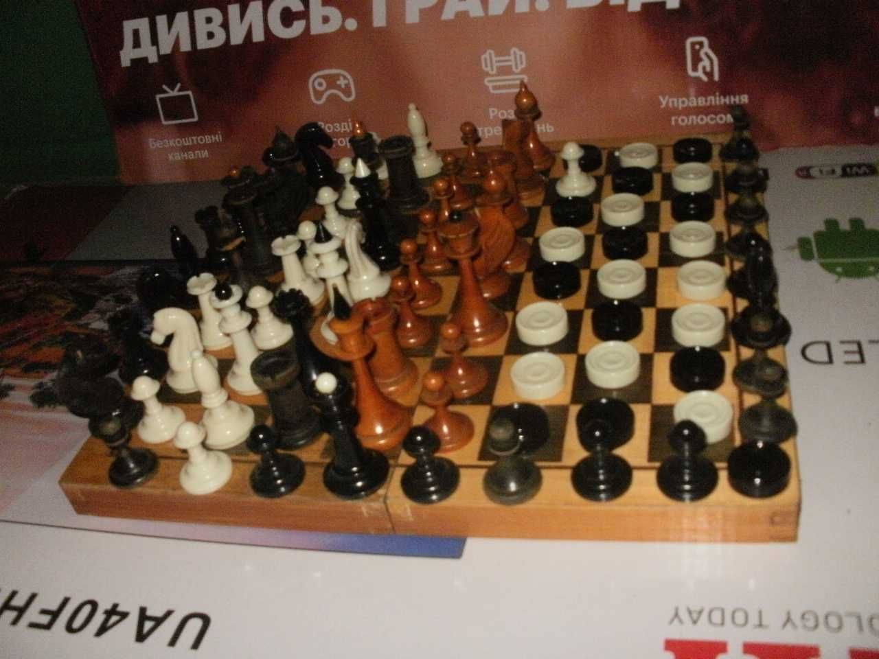 Срочно Шахматы СССР с огромным количеством шахматных фигурок и шашек!