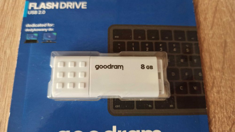 Флешка 8GB Goodram белая