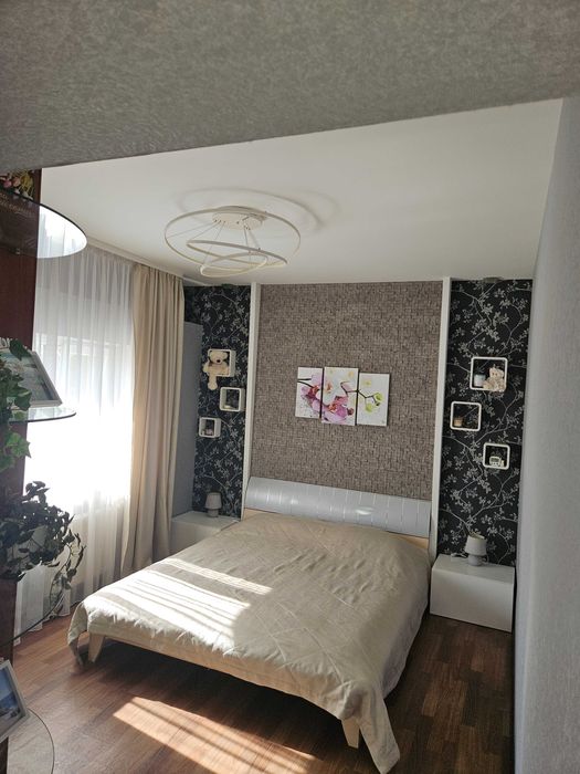 Продаж  будинку і готового бізнесу з ділянкою на 100 соток,