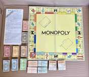 Varios artigos do jogo Monopólio dos anos 80 em escudos